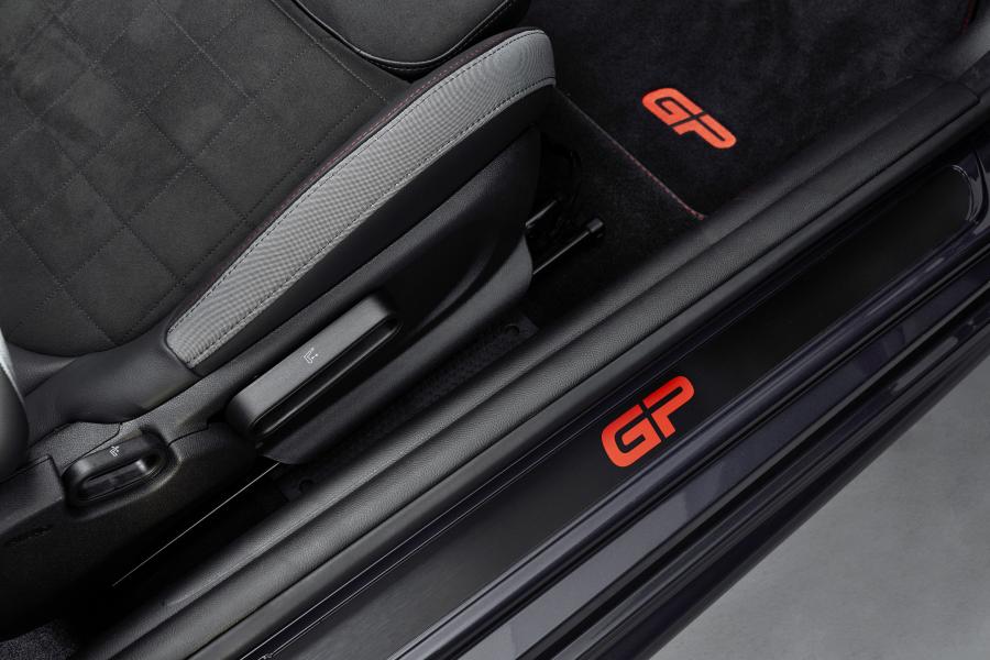 Детали интерьера Mini John Cooper Works GP (F56) 2020 года  (WW) (фото 33 из 70)